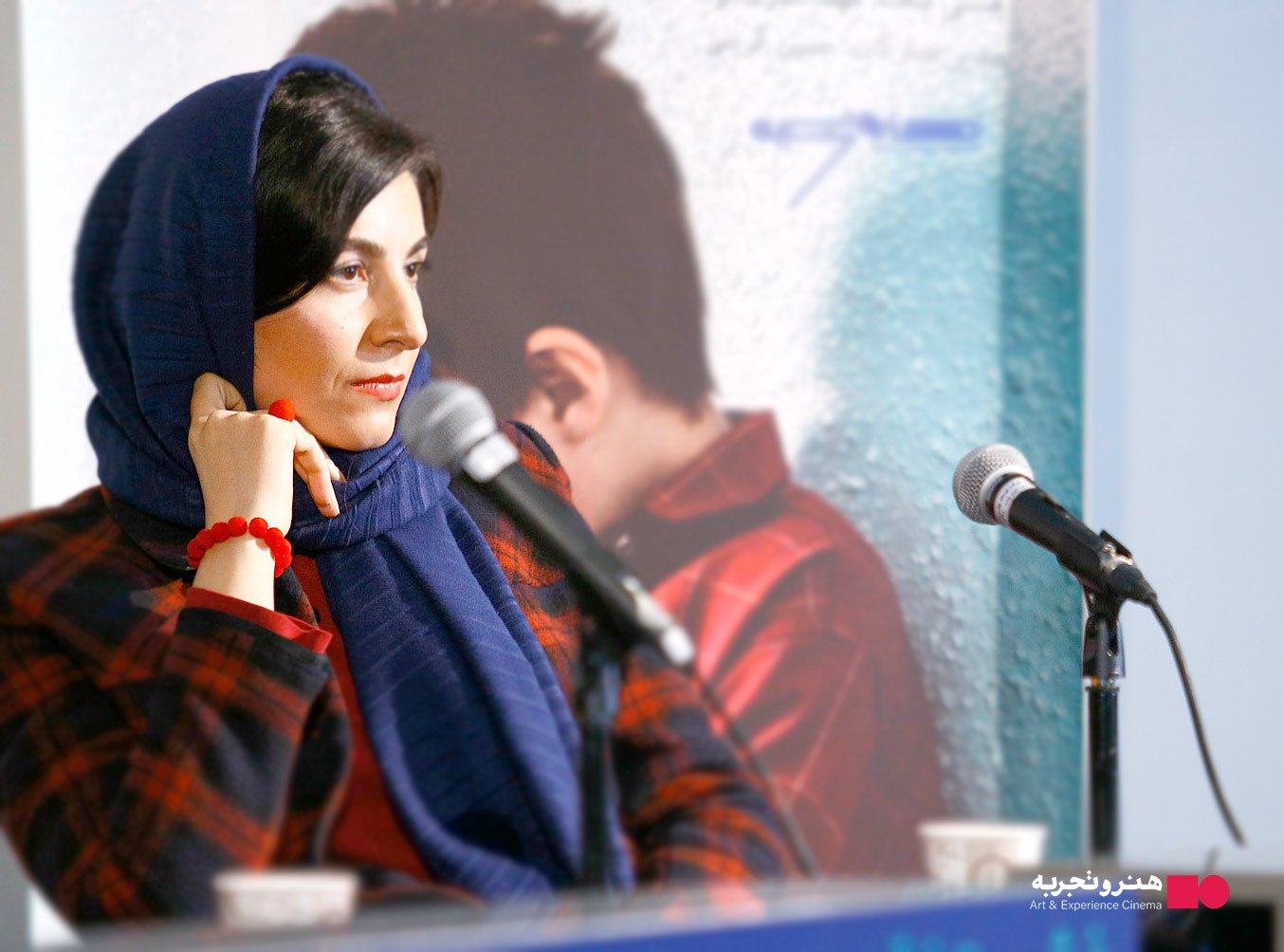 از یک دریچه کوچک
